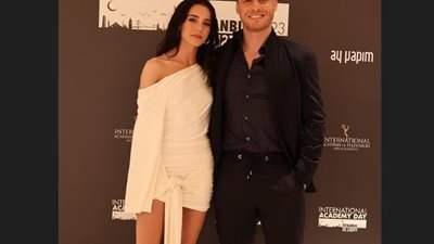 قبلة أمام الكاميرات تضع نجمين تركيين في موقف محرج