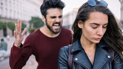 3 علامات تكشف وجودك في علاقة نرجسية| أبرزها الاعتذار بدون سبب!