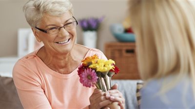 6 نصائح للتعامل مع حماتك لحماية نفسك من شرها «امدحيها بدون تطبيل»