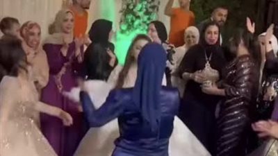 أول تعليق من صاحبة الفستان الأزرق على فيديو الرقص المثير 