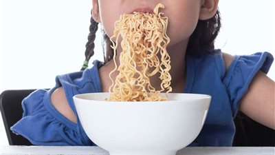 3 أمراض خطيرة يسببها تناول الأطفال للإندومي 