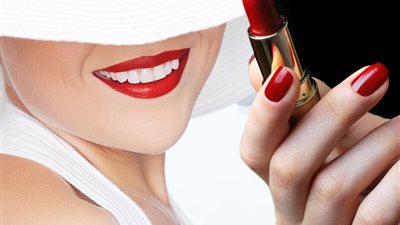 موضة أحمر الشفاة لعام 2023 أبرزها «المظهر الزجاجي وقوس كيوبيد»