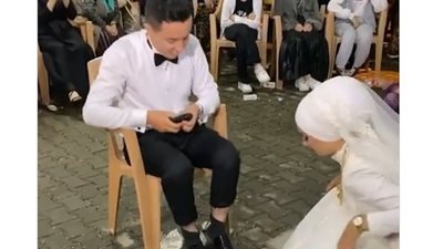 عروس تغسل قدمي زوجها بحفل الزفاف «هل تفعلين مثلها»؟ (فيديو)