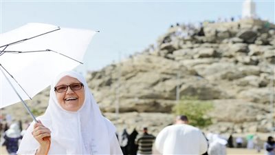 هل يجوز للمرأة ارتداء ملابس ملونة أثناء الإحرام للحج؟ الإفتاء تجيب