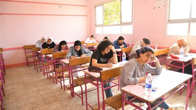 طلاب الثانوية العامة يؤدون امتحان اللغة العربية 