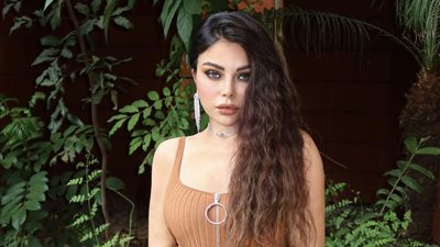 هيفاء وهبي تفوح أنوثة بفستان جذاب وحقيبة غريبة