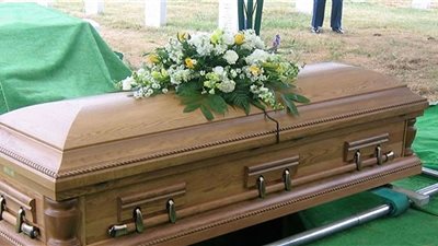 أثارت فزع مشيعيها| استيقظت في النعش وماتت مرتين (فيديو)