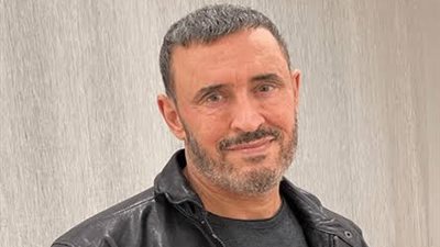 شبيه كاظم الساهر يحدث ضجة على السوشيال ميديا (فيديو) 