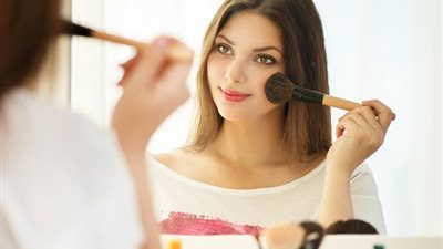 6 نصائح سهلة لأساسيات مكياج السفر 