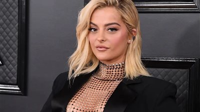 إصابة المغنية بيبي ريكسا بعد هجوم الجمهور أثناء غنائها على المسرح (فيديو)