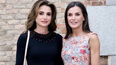 الملكتان رانيا وليتيزيا بإطلالتان مفعمتان بالأناقة والرقي