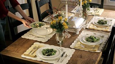 4 أبراج تجيد فنون الطهي وترتيب المائدة