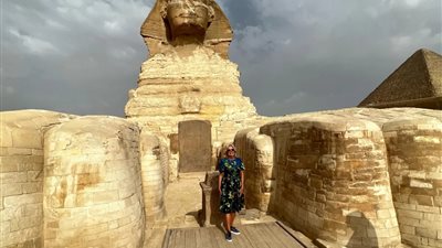 جيل بايدن تحتفل بعيد ميلادها مع أبو الهول| وسر هدية القلادة الفرعونية (صور)