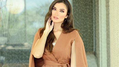 الإعلامية السورية هبة حيدري تتوج بلقب ملكة جمال المذيعات العرب 2023