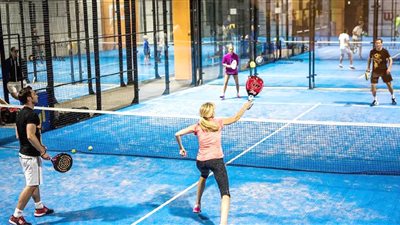 رياضة البادل تجذب 110 من الحسناوات إلى جولة بريميير العالمية