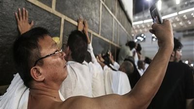 «سيلفي الكعبة»| حكم التصوير أثناء أداء مناسك الحج والعمرة؟ المفتي يجيب