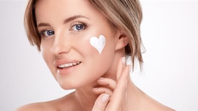 أفضل 4 كريمات لتفتيح بشرتك وتوحيد لونها بسرعة قبل عيد الأضحى 2023