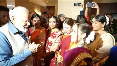 فتاة مصرية تغني أمام رئيس الوزراء الهندي في زيارته الأولى للقاهرة (فيديو)