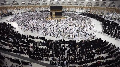 سر احتشاد نساء مكة حول الكعبة بالعبايات السوداء يوم عرفة (صور)