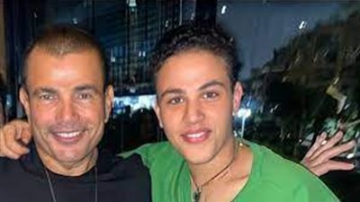 دويتو بين عمرو دياب وابنه عبد الله في إعلان لأول مرة (فيديو)