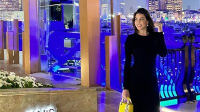 أفكار تساعدك على تجديد فستانك الأسود في العيد من وحي النجمات