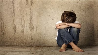 لحظة استدراج طفل لممارسة الرذيلة مع رجل مسن (فيديو)