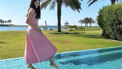 أسيل عمران تفوح أنوثة بإطلالات صيفية رائعة