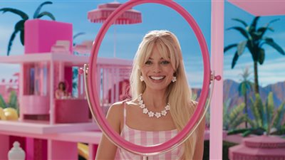 مارجوت روبي بإطلالة كلاسيكية من فيرساتشي بالعرض الأول لفيلم باربي