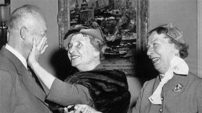 هيلين كيلر أول أديبة كفيفة وصمّاء تحصل على الليسانس 