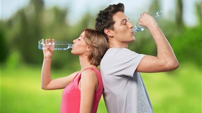 4 فوائد لشرب لترين من الماء يوميا