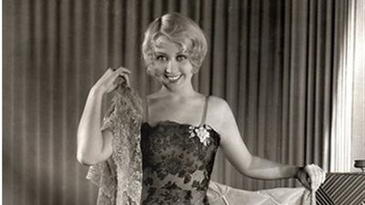 تطور اللانجري عبر التاريخ.. من الجوارب الطويلة إلى البكيني الساتان