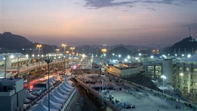 عطور وسبح وأكسسوارات | الحجاج يملأون حقائبهم بالهدايا قبل العودة