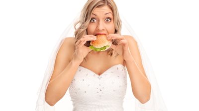 عروس تسأل على فيسبوك: «أكلتوا إيه يوم الفرح يديكوا طاقة؟» والإجابات مفاجأة