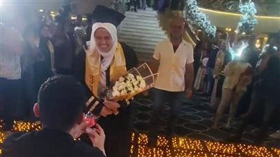 شاب يتقدم لخطبة زميلته أمام والدها في حفل تخرجها (صور)