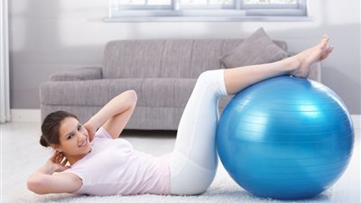 5 تدريبات بسيطة لإراحة القدمين بعد شغل البيت