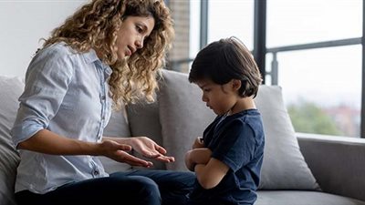 «الأهل التوكسيك» استشاري علاقات أسرية تحذر الآباء والأمهات من تدمير شخصية أبنائهم