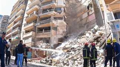 انهيار عقار من 13 طابقًا في الإسكندرية وضحايا تحت الأنقاض (فيديو)