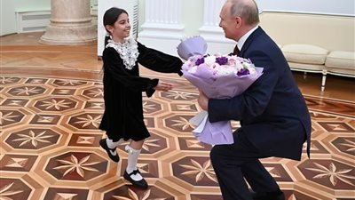 بوتين يستقبل طفلة مسلمة في الكرملين ويحقق لها هذه الأمنية (فيديو)