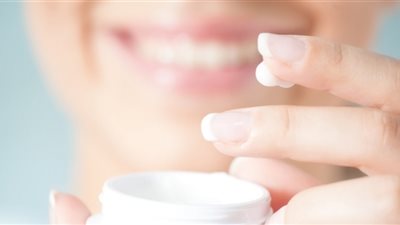 5 بدائل منزلية غير مكلفة لحماية بشرتك من الشمس بعد ارتفاع أسعار الصن بلوك