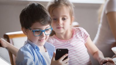 لا تعطي التليفون لأطفالك أثناء ذهابهم للمدرسة (مخاطره صادمة)