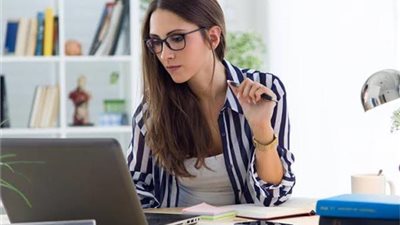 زوجة: «هل يجوز لي التصرف في راتبي بدون إذن زوجي؟» وردود صادمة بالتعليقات