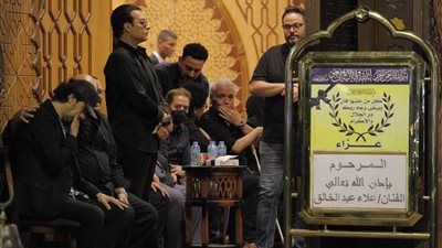 عزاء علاء عبد الخالق| منير وحميد الشاعري وهشام عباس في مقدمة الحاضرين (صور)