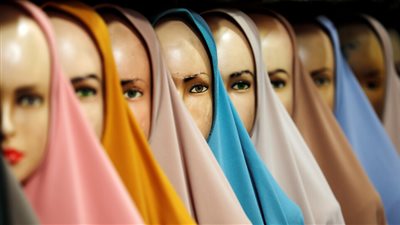 «درجات الباستيل لصاحبة البشرة البيضاء» كيف تختاري ألوان الحجاب التي تناسب لون بشرتك؟ 