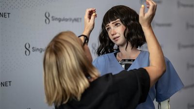 روبوتات بأشكال بشرية تعقد مؤتمر دولي بجنيف وتؤكد: «لن نحل محل البشر»