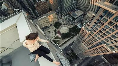 رأيت نفسي أقع من مكان مرتفع مع زوجي في المنام فما تفسير الحلم؟