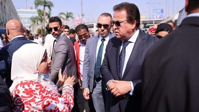 خالد عبد الغفار يتفقد خدمات حملة «100 يوم صحة» في محطة قطارات مصر