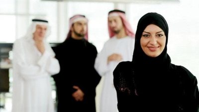 هل يجوز للمرأة الجلوس مع زوج أختها بدون حجاب لتحريمها عليه؟ الإفتاء تجيب