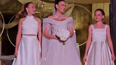 من هي غنى الغندور التي سلمتها بناتها لعريسها وأشعل حفل زفافها السوشيال ميديا؟