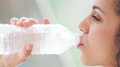 مخاطر تناول الماء المثلج في الصيف «أبرزها مشاكل الأسنان والتهاب الحلق»