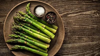 طبيبة تكشف 3 أطعمة هي المسؤولة عن رائحة البول الغريبة.. أبرزها الكافيين 